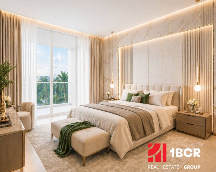 Elegantes Schlafzimmer mit Balkon und Holzboden in einer 2-Zimmer-Wohnung.