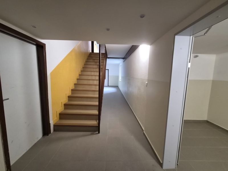 Flur im Gebäude mit Treppen und Eingängen im Stadtteil SNP, Trenčianske Teplice.