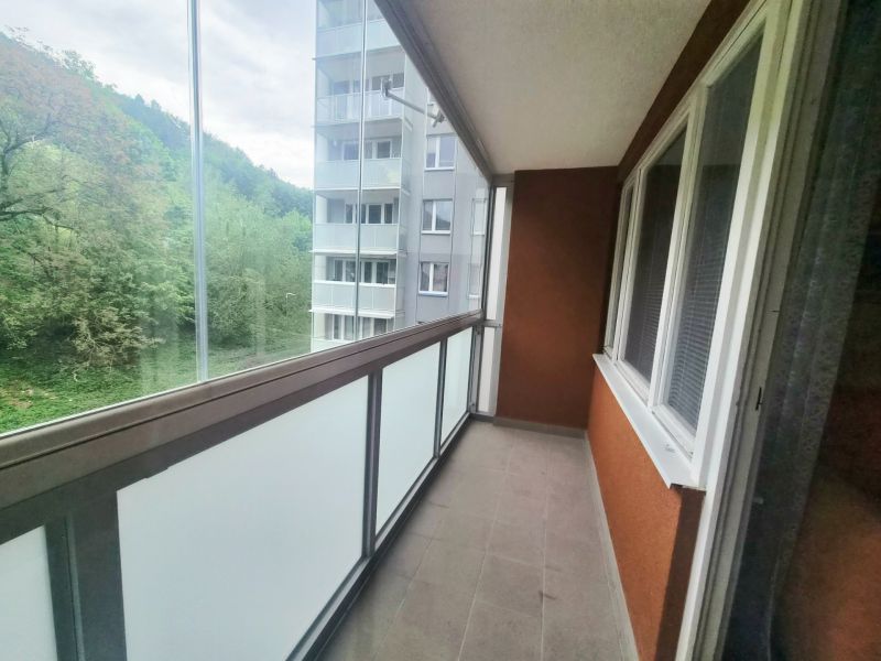 Balkon einer 2-Zimmer-Wohnung mit Blick ins Grüne im Viertel SNP in Trenčianske Teplice.