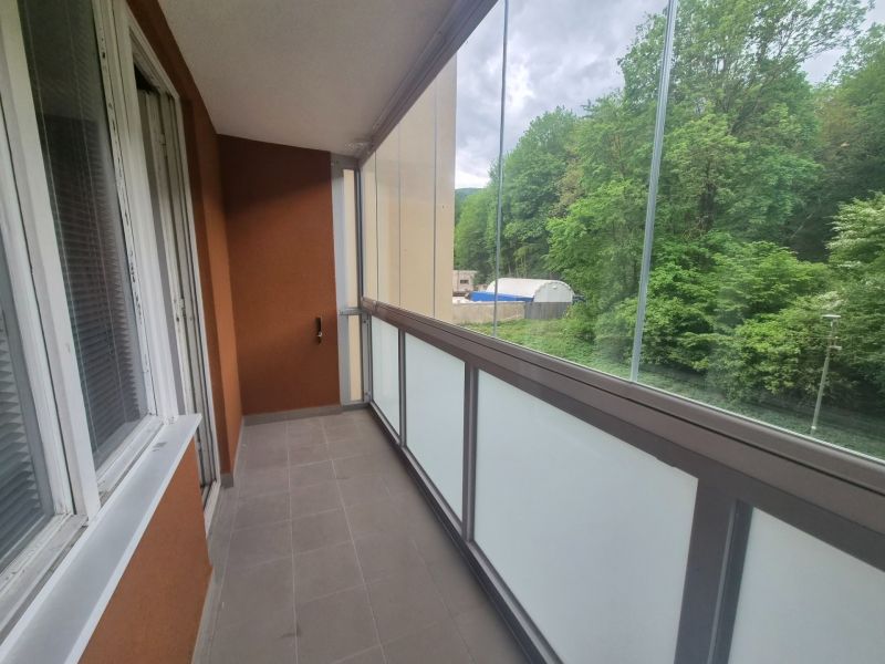 Veranda mit Glasfenstern einer 2-Zimmer-Wohnung mit Blick auf den Wald in Trenčianske Teplice, Štvrt SNP.