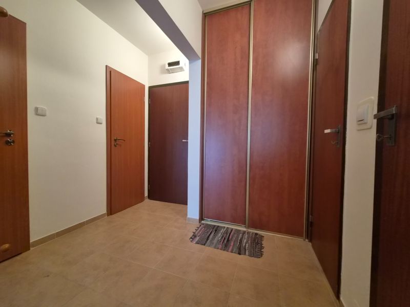 Fliesen, Holztüren und Einbauschrank in einer 2-Zimmer-Wohnung.