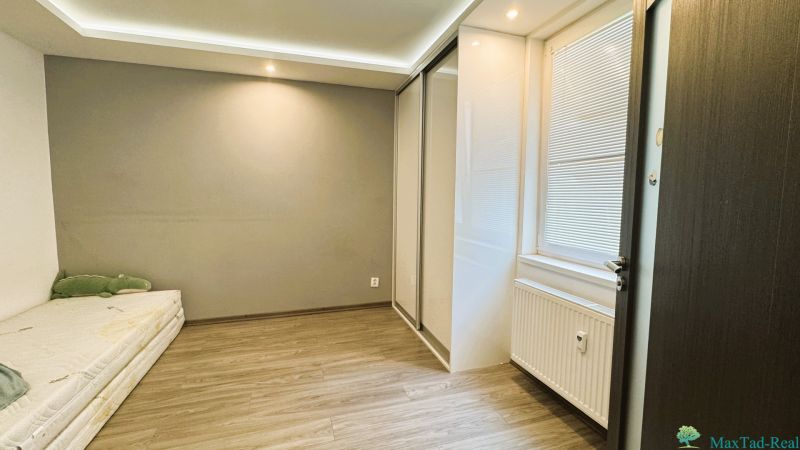 Innenraum einer 4-Zimmer-Wohnung mit Holzboden und Einbauschrank.