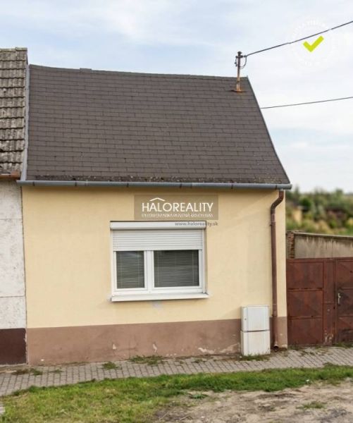 Ein Einfamilienhaus in Malacky mit einer einfachen Fassade und einem schrägen Dach.