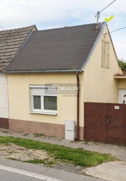 Ein Einfamilienhaus in Malacky mit einem kleinen Vorgarten und einer einfachen Fassade.