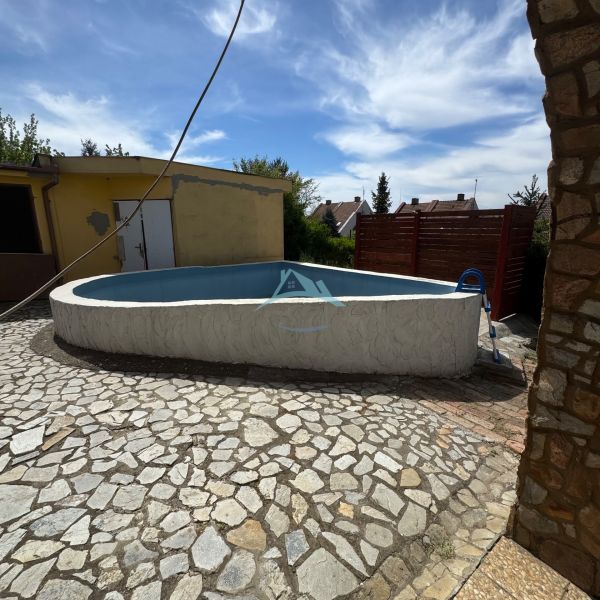 Ein Pool bei der Hütte in der Agátová-Straße in Šahy mit Steinpflaster.
