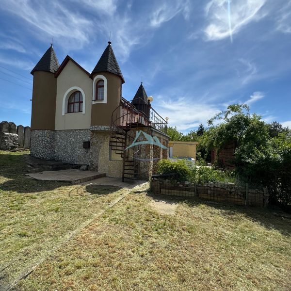 Das Haus in der Agátová-Straße in Šahy mit Türmchen und Rasen.