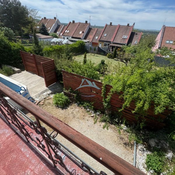 Blick von der Terrasse der Hütte in der Agátová-Straße in Šahy mit sich wiegenden Büschen.