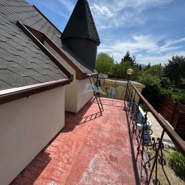 Die Terrasse der Hütte in der Agátová-Straße in Šahy mit Aussicht und dekorativem Geländer.