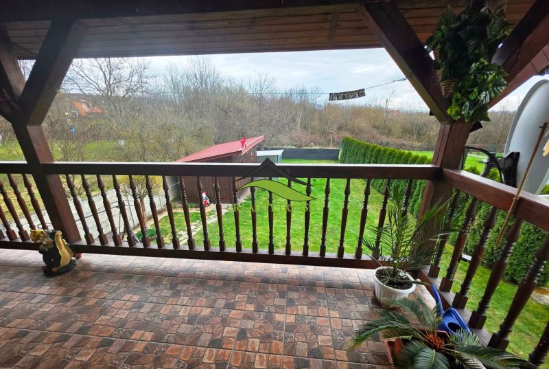 Der Balkon eines Einfamilienhauses in Klokočov mit Blick auf den Garten und das Grün.