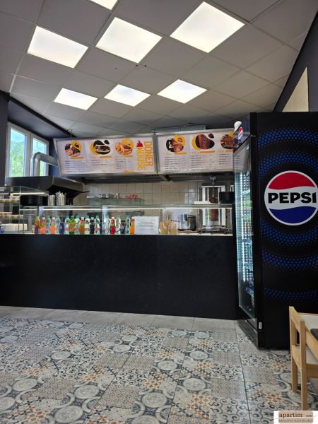 Gastroräume mit einem Getränkeangebot, einem Pepsi-Kühlschrank und Fliesen mit Ornamenten.