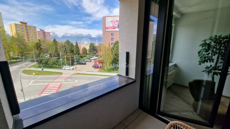 Blick aus einer 2-Zimmer-Wohnung in der Karpatská-Straße in Poprad mit schneebedeckten Bergen im Hintergrund.