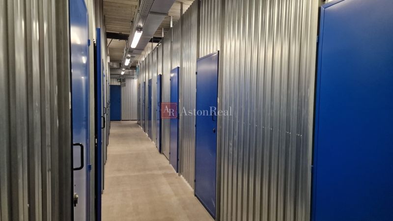Lagerräume mit blauen Türen und Stahlwänden in einer 2-Zimmer-Wohnung.