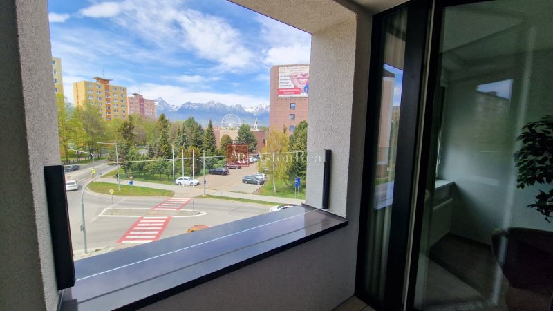 Blick aus einer 2-Zimmer-Wohnung auf die Tatra in der Karpatská-Straße in Poprad.