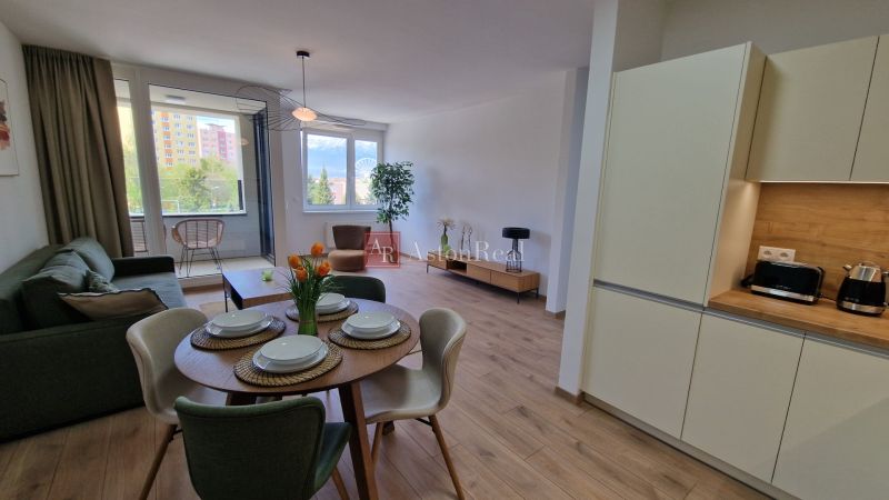 Wohnzimmer mit Küchenzeile in einer 2-Zimmer-Wohnung mit Holzboden.