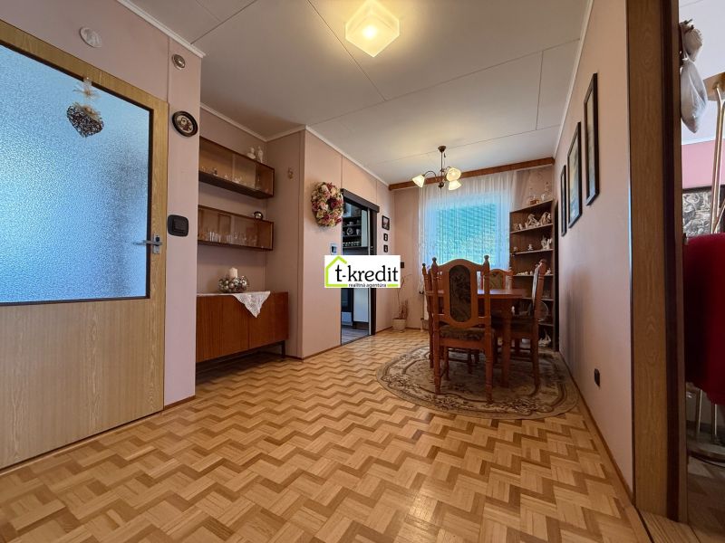 Esszimmer in einem Einfamilienhaus mit Holzboden und klassischer Einrichtung.