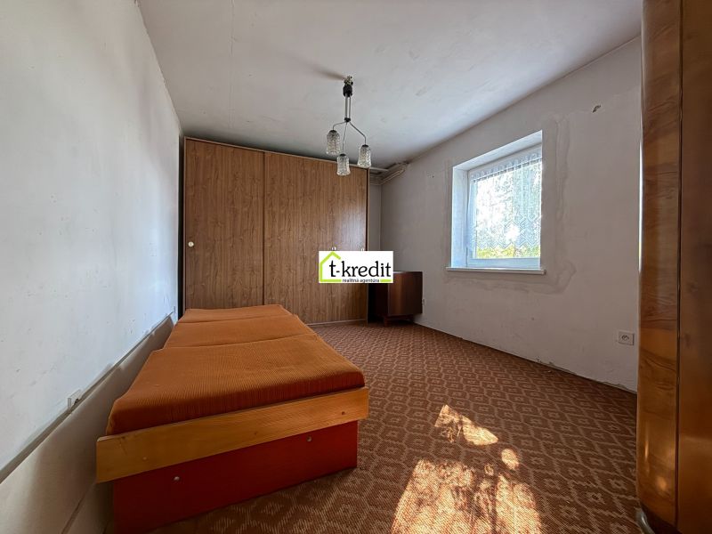 Schlafzimmer mit Bett und Einbauschrank in einem Einfamilienhaus.
