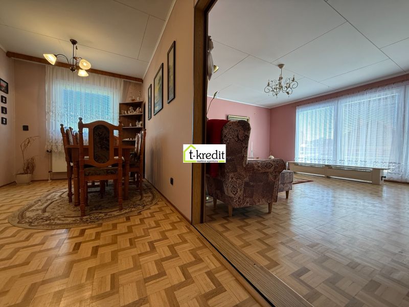 Innenraum eines Einfamilienhauses mit Holzdekorboden und separatem Ess- und Wohnzimmer.