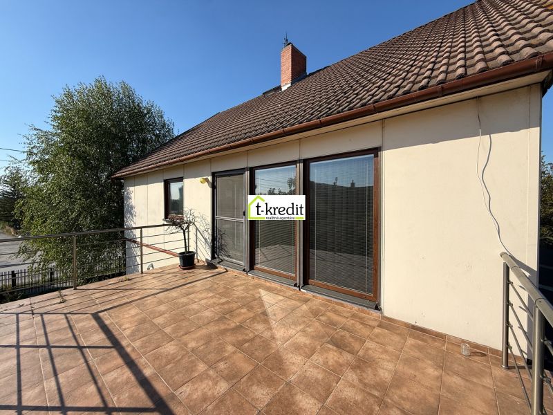Ein Einfamilienhaus in Zlaté Moravce mit Terrasse und brauner Dacheindeckung.