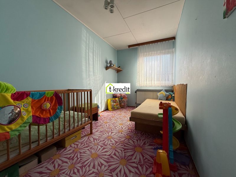 Kinderzimmer mit pastellfarbenen Wänden und Teppich, Innenraum eines Einfamilienhauses.