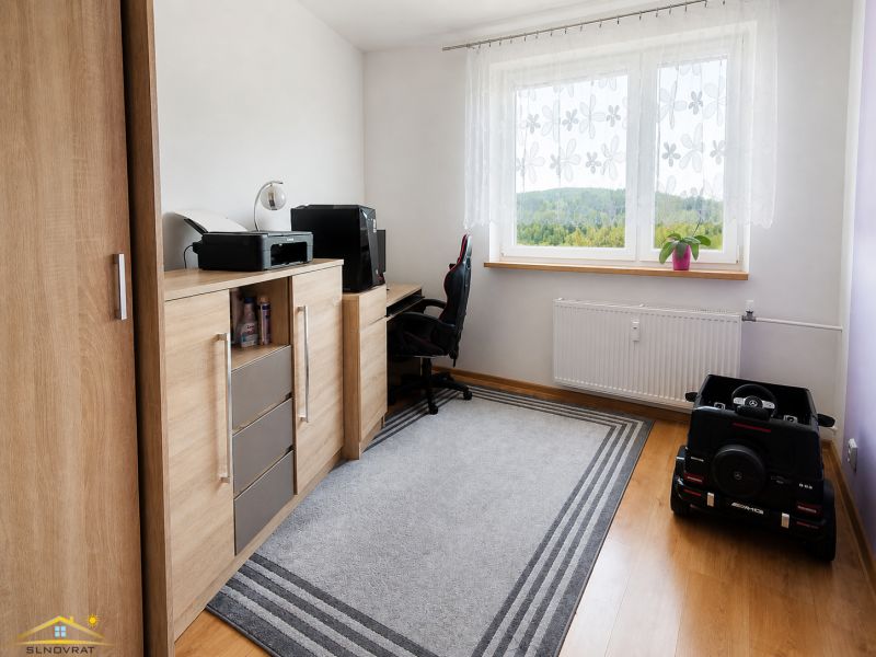 Arbeitsbereich mit Kommode und Blick aus dem Fenster in einer 3-Zimmer-Wohnung.