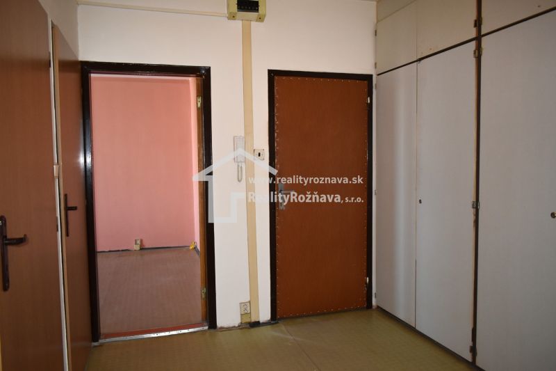 Eingangsflur in einer 3-Zimmer-Wohnung mit zwei Türen und Stauraum.