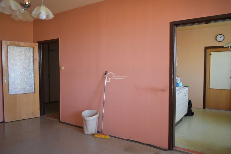 Innenraum einer 3-Zimmer-Wohnung mit bunten Wänden und Küchenzeile.