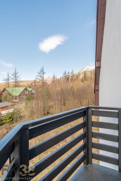 Balkon einer 4-Zimmer-Wohnung in Vyšné Hágy mit Blick auf den Wald und die Berge.