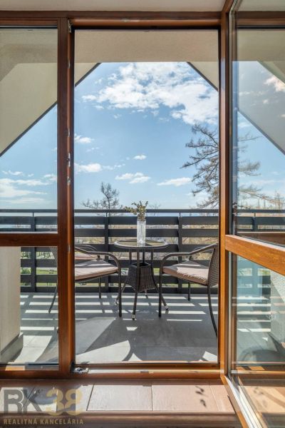 Ein Balkon mit einem Tisch und Stühlen in einer 4-Zimmer-Wohnung in Vyšné Hágy.
