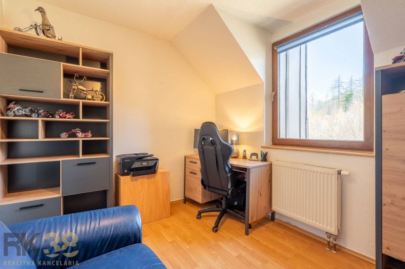 Arbeitsbereich mit Holzdekorboden in einer 4-Zimmer-Wohnung.