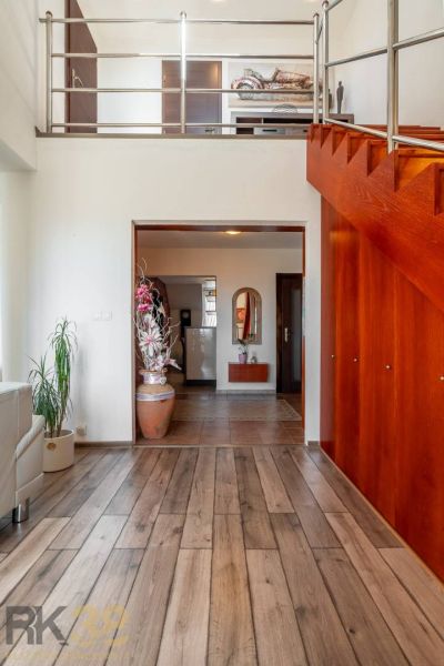 Innenraum einer 4-Zimmer-Wohnung mit Holzboden und Treppe.