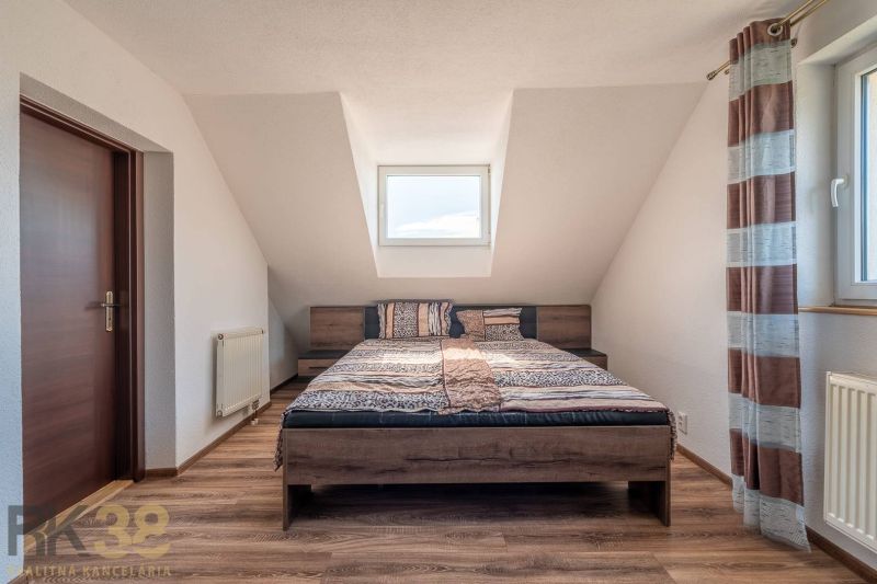 Ein stilvolles Schlafzimmer mit einem großen Bett und einem Boden in Holzoptik in einer 4-Zimmer-Wohnung.