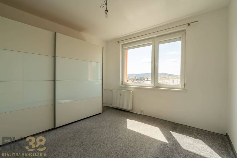 Ein Zimmer in einer 4-Zimmer-Wohnung mit einem Schrank, einem Teppich und einem Fenster mit Aussicht.