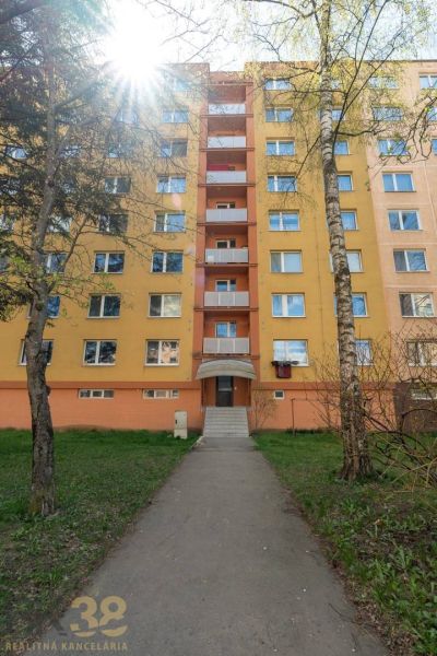 Wohnhaus in der Partizánska-Straße in Poprad mit Treppenhaus und Grünflächen in der Umgebung.