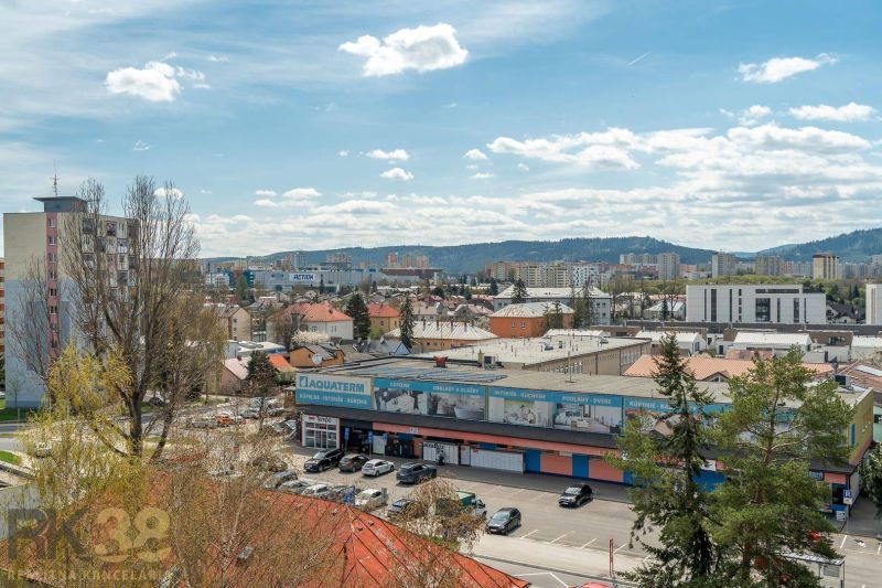 Blick auf Poprad von der Partizánska-Straße zeigt 4-Zimmer-Wohnungen und einen überfüllten Parkplatz.