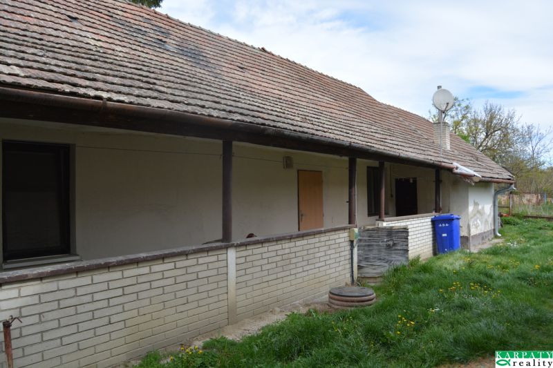 Das Äußere eines Einfamilienhauses in Horné Saliby mit Satteldach und Ziegelverkleidung.