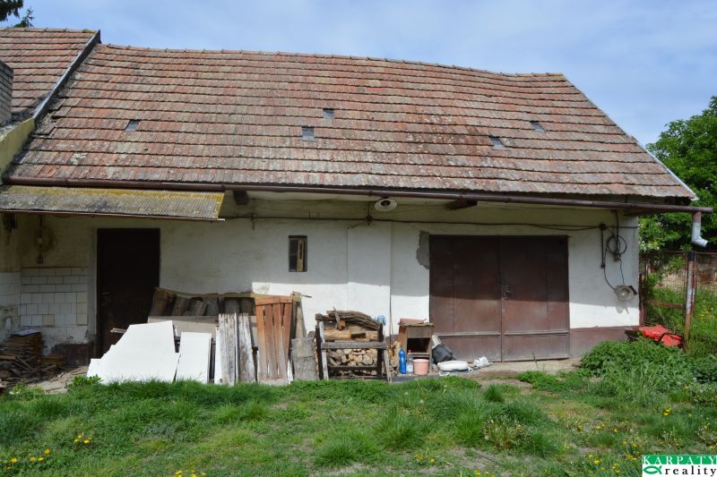 Ein Einfamilienhaus in Horné Saliby mit einem alten Dach und einem ungepflegten Außenbereich.