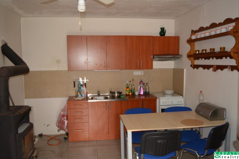 Küche in einem Einfamilienhaus mit Esstisch und Holzmöbeln.