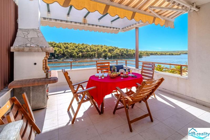 Terrasse einer Ferienwohnung in Brač mit Meerblick und Außensitzbereich.