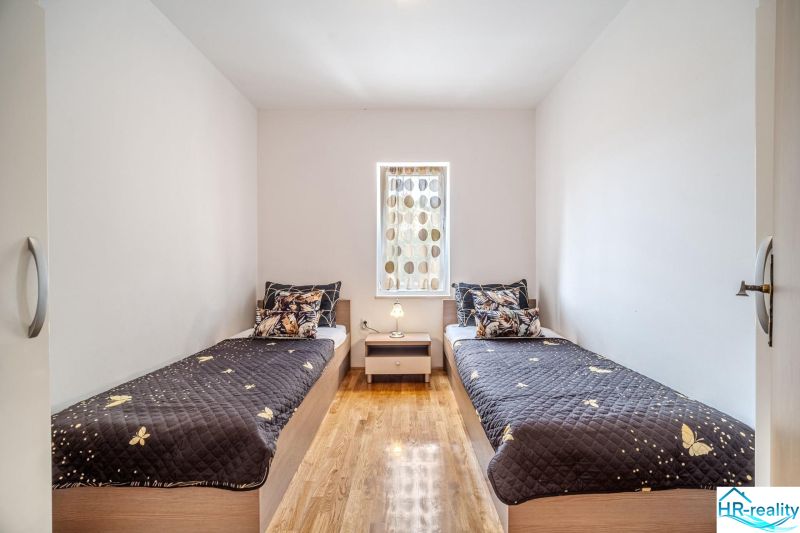 Doppelzimmer mit Betten und Fenster, Ferienwohnung.