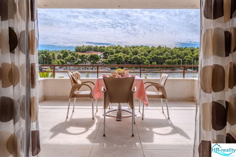 Ferienwohnung auf Brač mit Terrasse und Blick auf das Meer und die Natur.