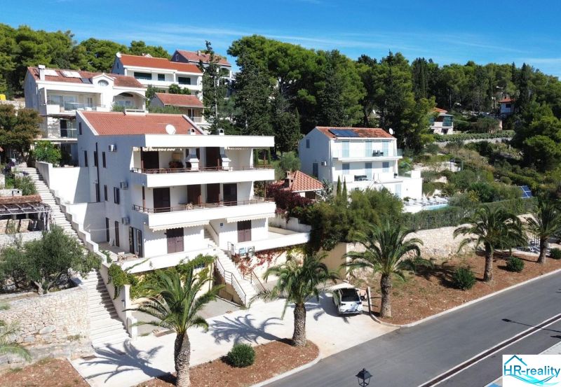 Ferienwohnung auf Brač mit Meerblick und umliegendem Grün.