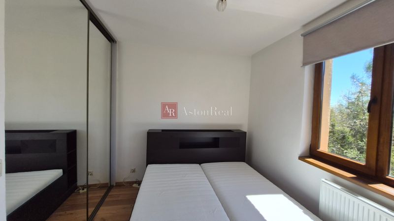 Schlafzimmer im Ferienapartment mit Holzboden und Kleiderschrank.