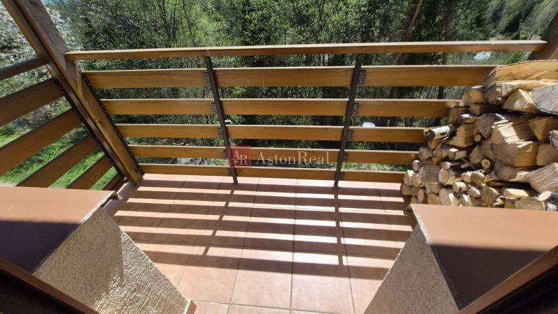 Balkon in einer Ferienwohnung mit Holzverkleidung und Brennholz, Stará Lesná.