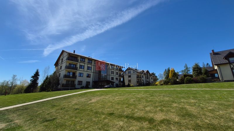 Eine Ferienwohnung in Stará Lesná in der Hohen Tatra, umgeben von Rasen und Bäumen.