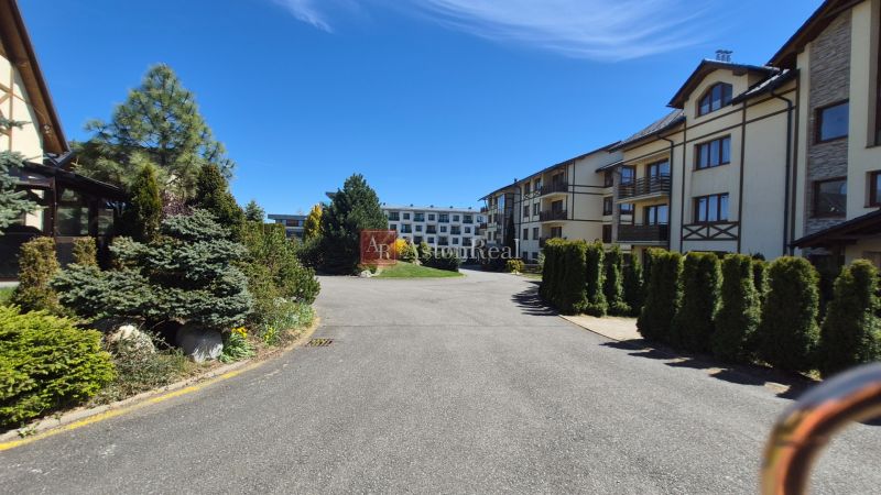 Das Äußere eines Ferienapartments in Stará Lesná bei der Hohen Tatra mit gepflegtem Grün.
