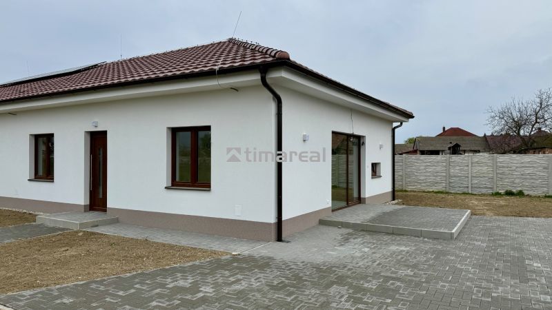 Ein Einfamilienhaus in der Hauptstraße in Vlčany mit Holzboden und Terrasse.