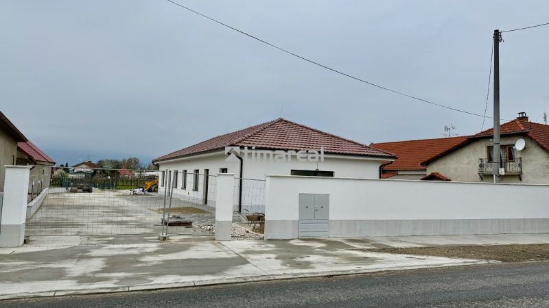 Einfamilienhaus in der Hauptstraße in Vlčany, weiße Fassade, rotes Dach.