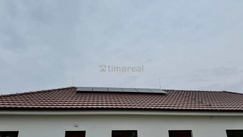 Einfamilienhaus in der Hauptstraße in Vlčany mit Solarpaneelen auf dem Dach.