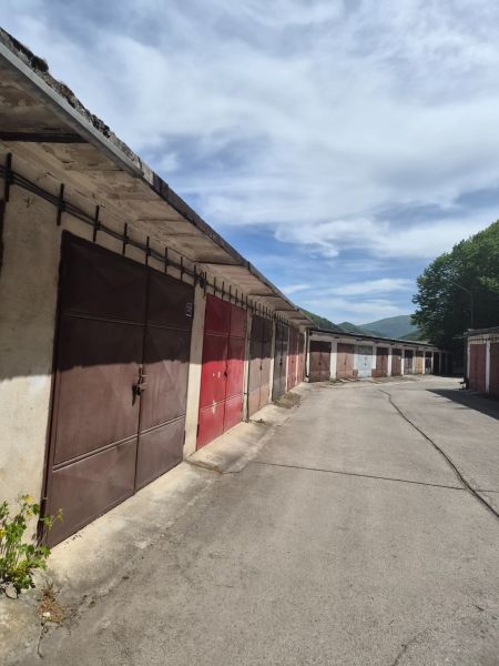 Garagen in der Straße Štvrť SNP in Trenčianske Teplice unter blauem Himmel.