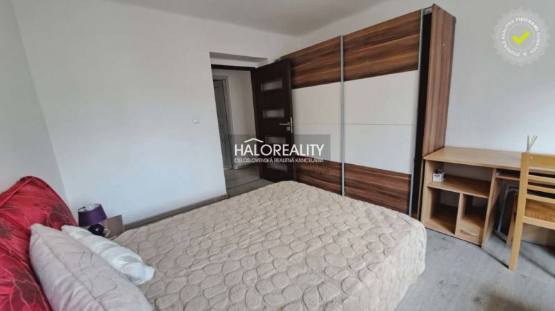 Schlafzimmer mit Holzboden, Einbauschrank und Bett in einer 3-Zimmer-Wohnung.